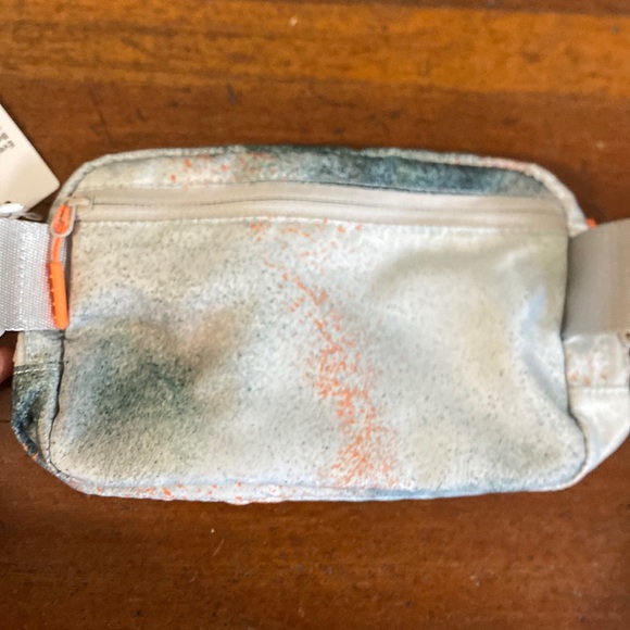 ❤️ Lululemon Everywhere Belt Bag Spray Paint NWT - Picture 4 of 4
